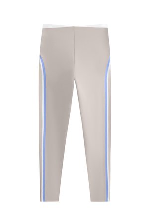 Lichtbeige sportleggings met blauwe en witte verticale strepen langs de buitenzijden, weergegeven tegen een witte achtergrond.