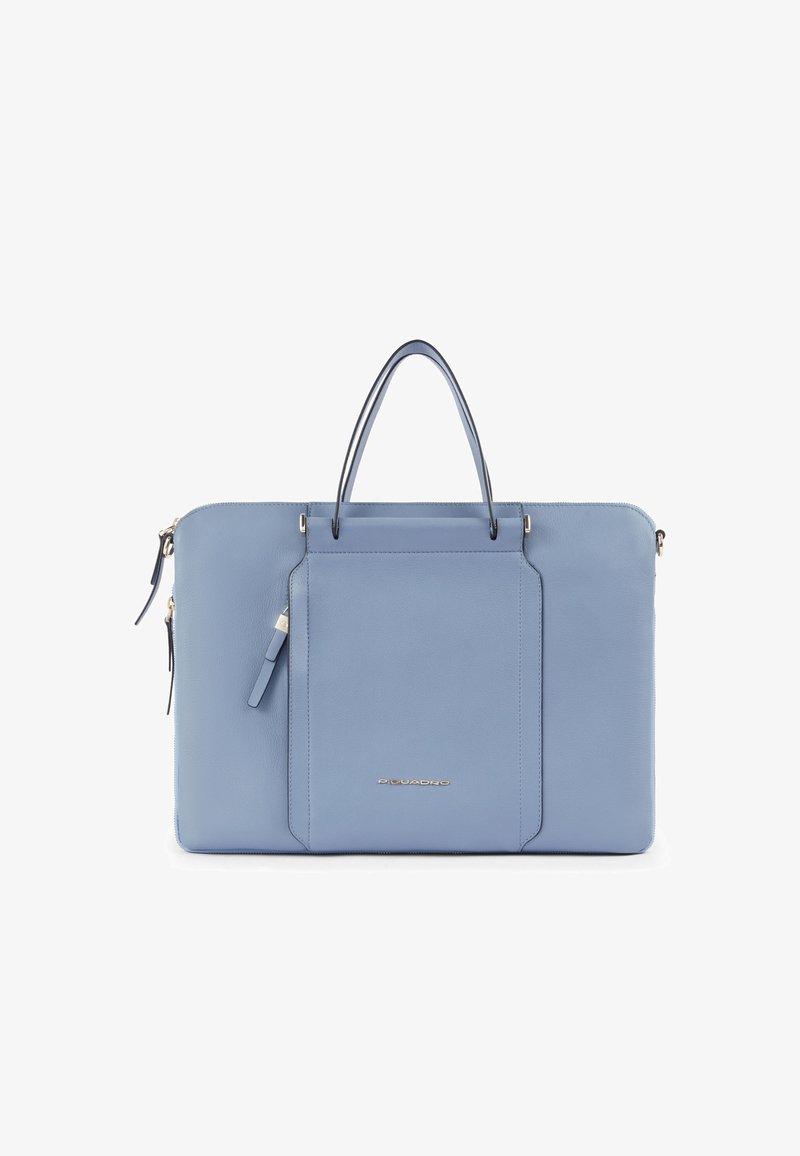 Mallette en cuir bleu clair avec poche avant, doubles poignées supérieures, fermetures éclair et petit logo de marque argenté à l'avant.