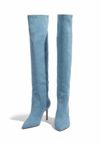 Botki na wysokim obcasie, sięgające do kolan, w niebieskiej zamszowej skórze, zakończone spiczastym czubkiem i gładką fakturą. Cechuje je minimalistyczny design z delikatnymi detalami w postaci bocznych szwów.