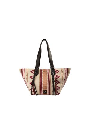 Bolso tote tejido a rayas beige y rojo con asas de cuero trenzado negro y borlas, con patrones geométricos y pequeño emblema de calavera.