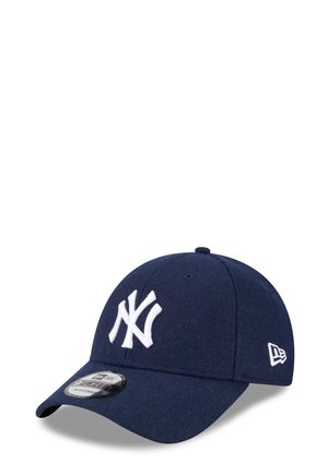 Regulowana granatowa czapka baseballowa z białym, wyszywanym logo NY z przodu oraz logo marki po boku.