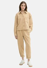 TOM TAILOR DENIM MIT AUFGESETZTER BRUSTTASCHE - Košilová halenka  - caramel beige