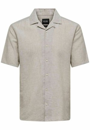 Camisa de botones de manga corta en lino beige claro. Presenta un collar extendido, botones en la parte delantera y un corte relajado. Textura suave con un brillo sutil.
