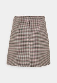 Minirock im Hahnentritt-Muster in einer Mischung aus Rot, Schwarz und Creme. Mit tailliertem Bund, Falten und einem verdeckten Rei�ßverschluss auf der Rückseite.