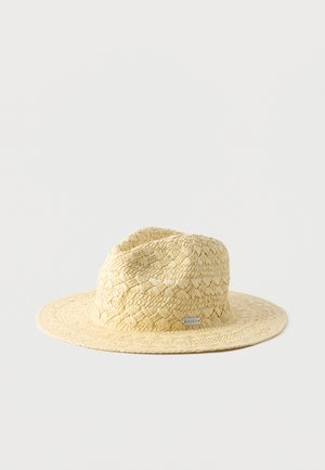 Plačiabrisis pintas šiaudinis skrybėlis su tekstūriniu raštu ir mažu stačiakampiu „ROXY“ prekės ženklo ženkliuku šone.