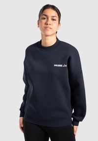 Sudadera azul marino de algodón, con cuello redondo y puños acanalados; presenta el logo en blanco "SMILODOX Ltd." en el pecho.