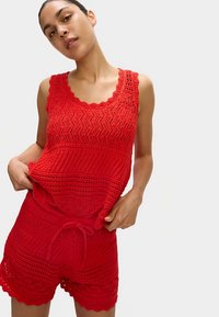 Rotes Häkel-Top und Shorts-Set mit gezacktem Rand, strukturiertem Zickzackmuster und verstellbarem Tunnelzugbund.