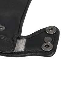 Puño de guante de cuero negro con forro de punto blanco, asegurado por dos botones de presión metálicos y un botón redondo liso sobre fondo blanco.