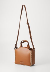 Borsa a tracolla in pelle marrone con forma strutturata, cima arrotondata, doppio manico e una tracolla removibile decorata con cuciture decorative.