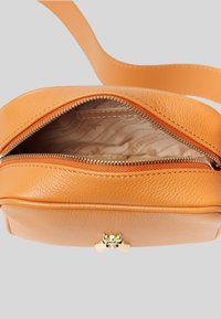 Borsa a tracolla in pelle arancione con finitura strutturata, apertura con cerniera e dettagli con chiusura metallica. L'interno presenta una fodera a motivo.