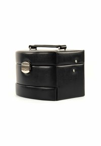 Trousse à maquillage en cuir noir texturé avec un dessus arrondi, des accessoires en acier inoxydable et une poignée. Elle possède un système de fermeture à crochet unique et un design compact.