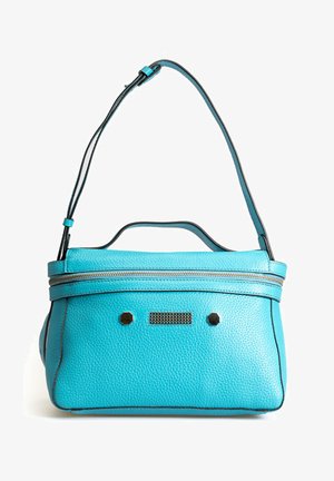 Sac à main en cuir turquoise, de forme ronde, avec une poignée supérieure et une bandoulière ajustable. Il est doté d'une fermeture éclair, d'accents noirs contrastants et d'une finition texturée.