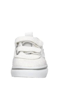 Baskets blanches pour enfants avec deux sangles réglables à fermeture velcro et semelle en caoutchouc texturée, vues de face.