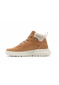 Botas cortas marrones con forro de pelaje sintético, que cuentan con ojales de metal, suela crema y cuello acolchado. Cuero liso con acentos texturizados.