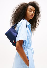 Tommy Jeans DAILY SHOULDER BAG - Handbag - blue