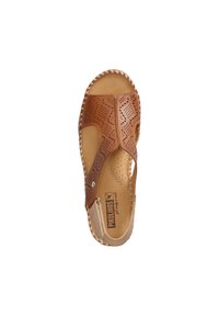 Sandal in pelle marrone con design perforato, ritagli e rifiniture intrecciate. Interno liscio con logo, stile open toe.