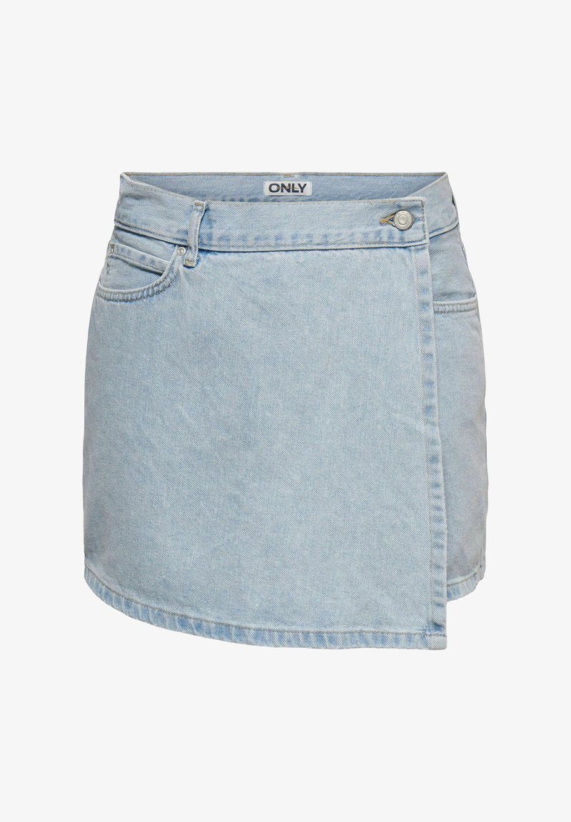 Mini-jupe en jean bleu clair avec rabat asymétrique à l'avant, passants de ceinture, poches avant et étiquette de marque sur la ceinture.