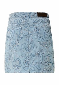 Džínová mini sukně světle modré barvy s bílou květinovou výšivkou, s kapsami vzadu a hnědým koženým štítkem v pase.