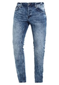 Jeans in denim di colore blu chiaro con lavaggio sbiadito. Presentano cinque tasche, chiusura con bottone e cuciture visibili lungo le cuciture.