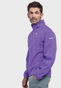 Leichte lila Jacke mit Reißverschluss, hohem Kragen, elastischen Ärmelbündchen und dezentem Logo am Ärmel. Strukturiertes Material für den Outdoor-Einsatz.