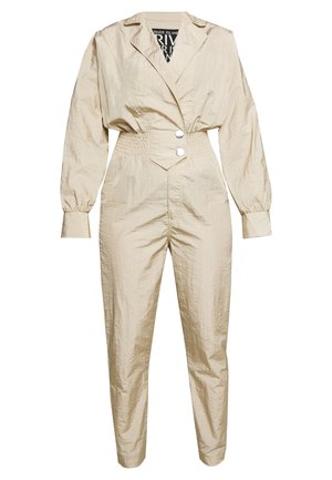 Beige long-sleeve jumpsuit with high waist, wide collar, two front buttons, elasticized waist, and cuffed sleeves in textured fabric.