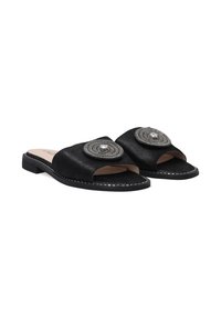 Sorte slip-on sandaler har en glat overdel med en cirkulær sølvdetalje, åben tå-design og en lav, flad hæl.