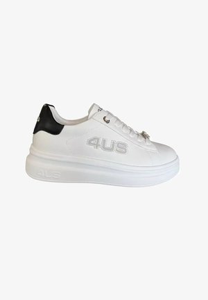 Sneaker platform bianca con toppa nera sul tallone, lacci bianchi e logo "4US" sul lato e sulla suola.