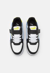 Baskets noires et blanches avec des accents bleus et jaunes, présentant un dessus texturé, un bout perforé, des lacets et une sangle Velcro.