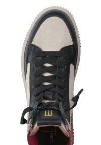 Sneaker in pelle nera e suede beige con superficie texture, punta tonda, lacci a contrasto e suola in gomma con un motivo a zigzag.
