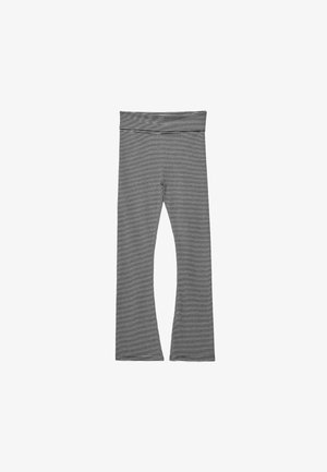 Grau-weiß gestreifte Leggings mit breitem, elastischem Bund, die eine eng anliegende Passform und weichen, dehnbaren Stoff bieten.