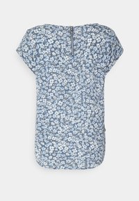 Blusa floreale blu con fiori bianchi e azzurri. Maniche a cappuccio, collo rotondo e chiusura con zip sul retro. Tessuto leggero con finitura testurizzata.
