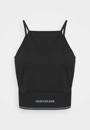 Sort cropped tanktop med tynde dobbelte stropper og "Calvin Klein Jeans" logo på den brede elastiske linning med hvide stribeaccenter.
