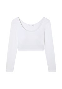 Biała długozasięgowa bluzka w kroju crop, wykonana z gładkiej tkaniny, z okrągłym dekoltem i dopasowanym krojem. Brak widocznych wzorów lub elementów metalowych.