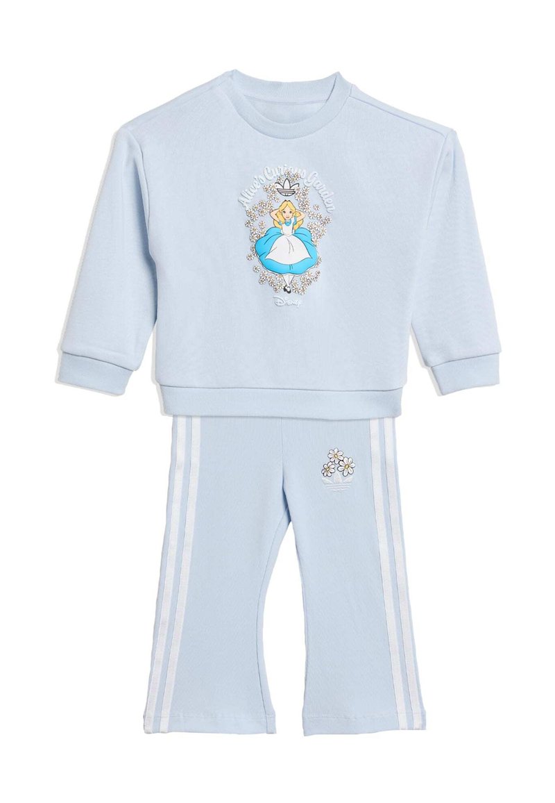 Γαλάζιο φούτερ με γραφικά της Αλίκης στη Χώρα των Θαυμάτων· ταιριαστό παντελόνι φόρμας με λευκές ρίγες και κεντημένο μαργαριτάρι στην τσέπη.