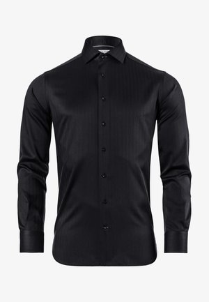 Zwarte lange mouwen shirt van een gestructureerde stof, met knoopsluiting en puntige kraag; heeft een getailleerde pasvorm en gladde manchetten.