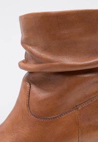 Steven New York SHRAMMIE - Stiefelette - cognac