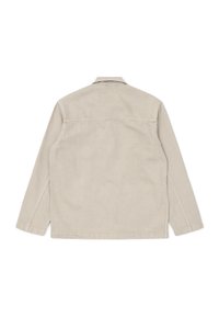 Chaqueta beige clara, hecha de una tela suave, con un diseño simple, mangas largas y una costura en el yugo trasero. Sin herrajes ni patrones visibles.