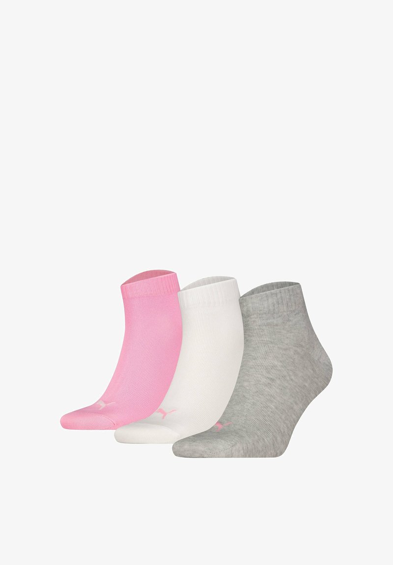 Drei Paar Knöchelsocken: pink, weiß und grau. Jede hat einen gerippten Bündchen und zeigt ein kleines Logo in passender Farbe an der Spitze.