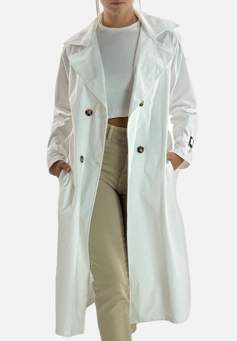 Witte trenchcoat met een dubbelbreasted ontwerp, grote kraag, zijzakken en knoopaccenten. Getextureerde stof met een gladde afwerking.