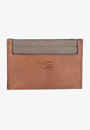 Porte-cartes en cuir marron avec une bande accent gris, présentant des fentes pour cartes sur le dessus et un logo embossé. Surface texturée avec des détails de couture.
