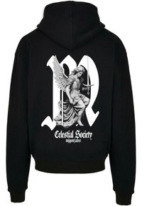 Schwarzer Hoodie mit einem großen, einfarbigen Engel-Design mit Flügeln und einem Schwert auf dem Rücken, akzentuiert durch fette Schriftzüge und eine strukturierte Oberfläche.