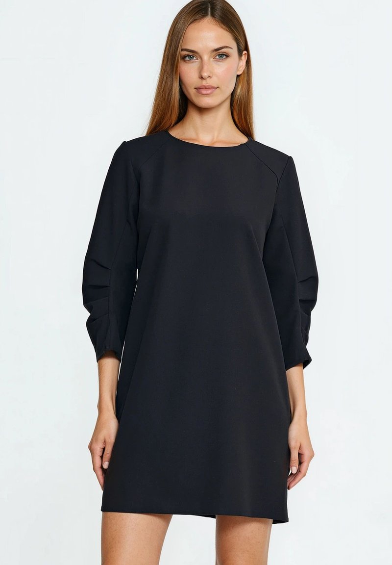 Czarna sukienka o długości do połowy ramienia, z okrągłym dekoltem i prostą sylwetką. Wykonana z teksturowanej tkaniny z delikatnymi przeszyciami.