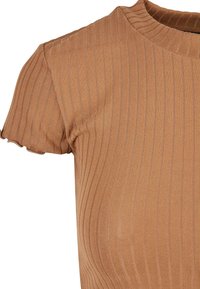 Lysbrun ribbet t-shirt med korte ærmer og rund halsudskæring. Blød tekstur med subtile lodrette striber og en bølget ærmekant.
