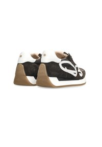 Zapatillas de ante marrón con acentos de cuero blanco, una suela de goma texturizada y un logotipo blanco sobredimensionado en el lado. Diseño limpio y contemporáneo.