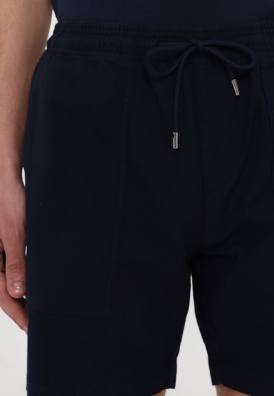Shorts bleu marine en tissu mélangé coton, dotés d'une taille élastique avec cordon de serrage et de quincaillerie en ton argent. Texture lisse.
