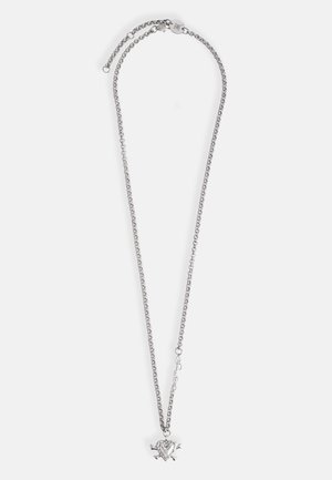 Zilveren ketting met een ontwerp van schakels, met een hanger in de vorm van een hart en gekruiste botten; gepolijste afwerking met een sluiting van het type kreeftenschaal.