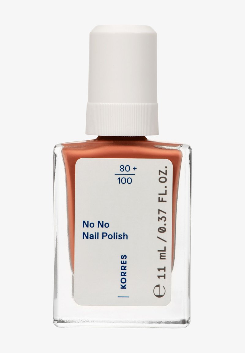 Esmalte de uñas en un frasco de vidrio transparente con una tapa blanca. El esmalte es de un tono durazno cálido y apagado. La etiqueta incluye el nombre del producto y detalles.