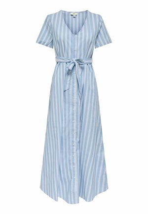 Lichtblauwe maxi-jurk met verticale witte strepen, korte mouwen, V-hals, knopen aan de voorkant en een ceintuur in de taille.