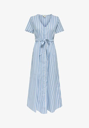 Robe longue bleu clair à rayures blanches verticales, manches courtes, col en V, boutons sur le devant et ceinture nouée à la taille.
