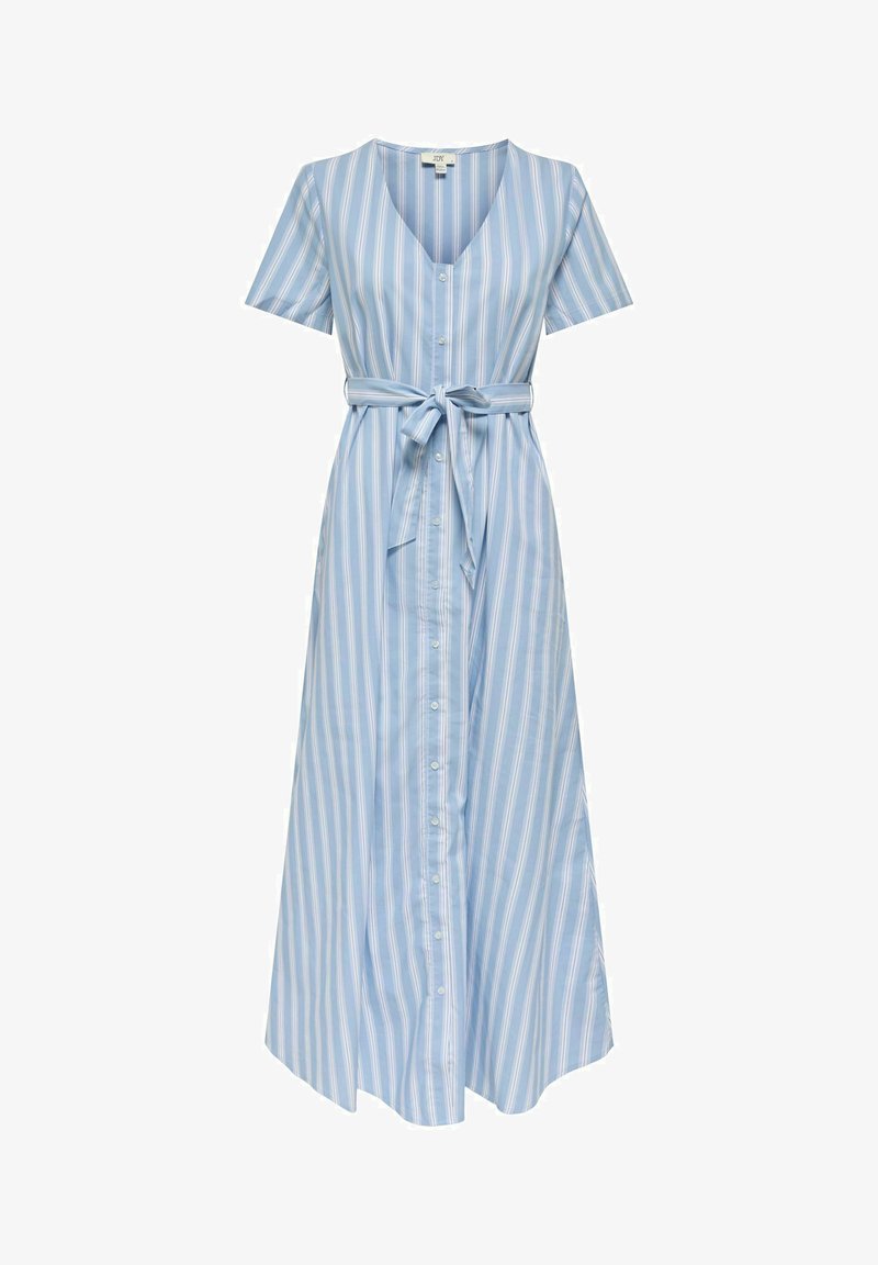 Robe longue bleu clair à rayures blanches verticales, manches courtes, col en V, boutons sur le devant et ceinture nouée à la taille.